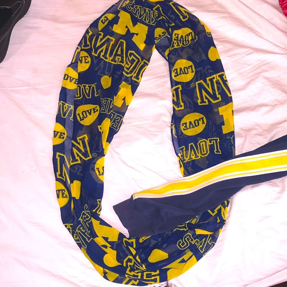 Michigan Love scarf